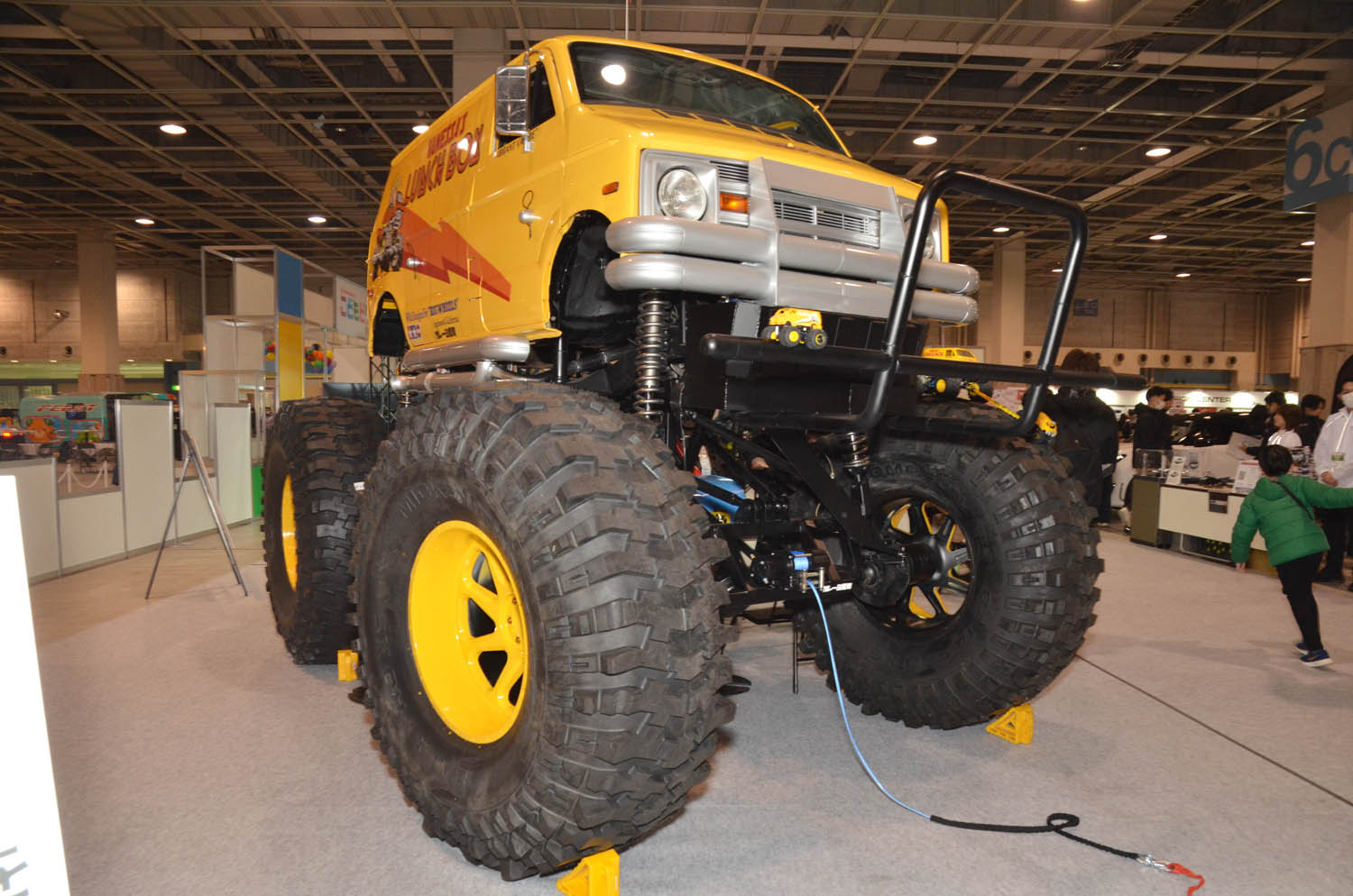 タミヤのRCカー「ランチボックス」を原寸大で再現！ スズキ「ジムニー