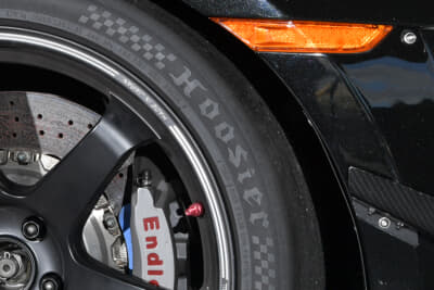 もはや反則レベルの「溝なしタイヤ」！ 今話題の「フージャータイヤ