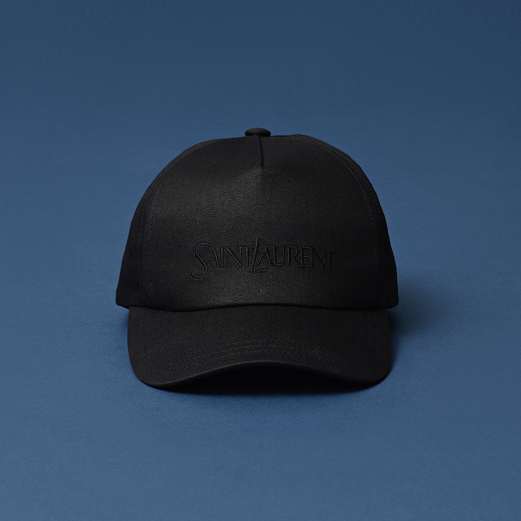 キレイめシーンも似合う黒キャップは「サンローラン」【VERYNaVY編集長