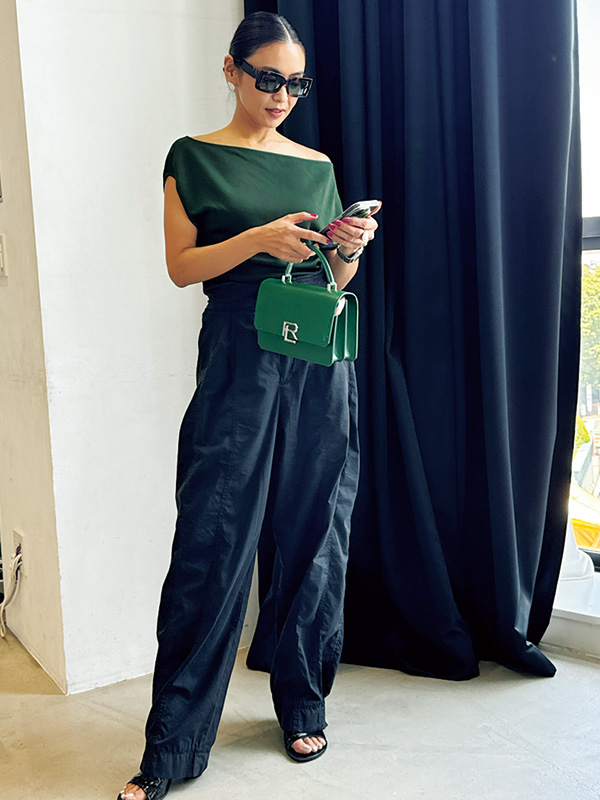 滝沢眞規子さん「ロエベの最新バッグ」で秋へシフト！NaVY10月号発売