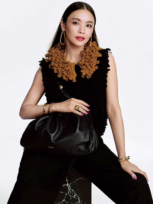 滝沢眞規子さん「ロエベの最新バッグ」で秋へシフト！NaVY10月号発売