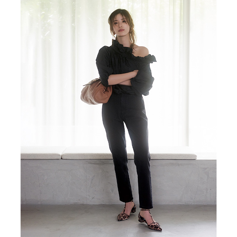 試着→即購入”ママ続出『デニムなのに黒パンツ感覚』の“美脚力”が