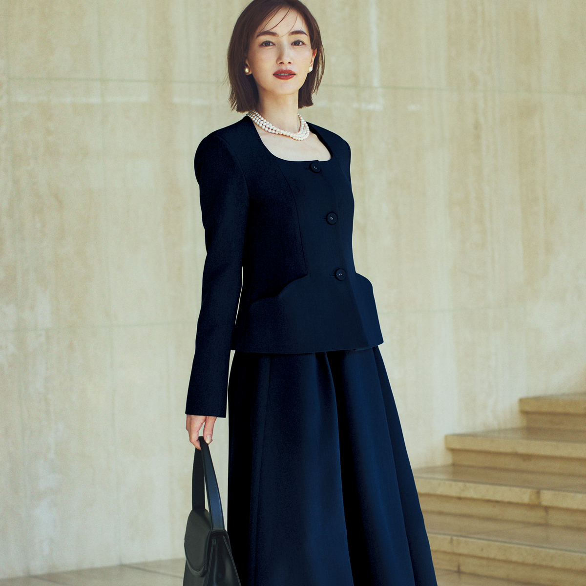 東原亜希さん「家族5人乗せての長時間運転」は“楽ちんタイトスカート