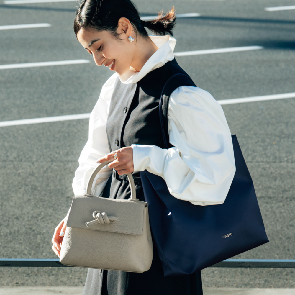 ajew×ファミリア」コラボのスマホケースとバッグが見逃せない【明日