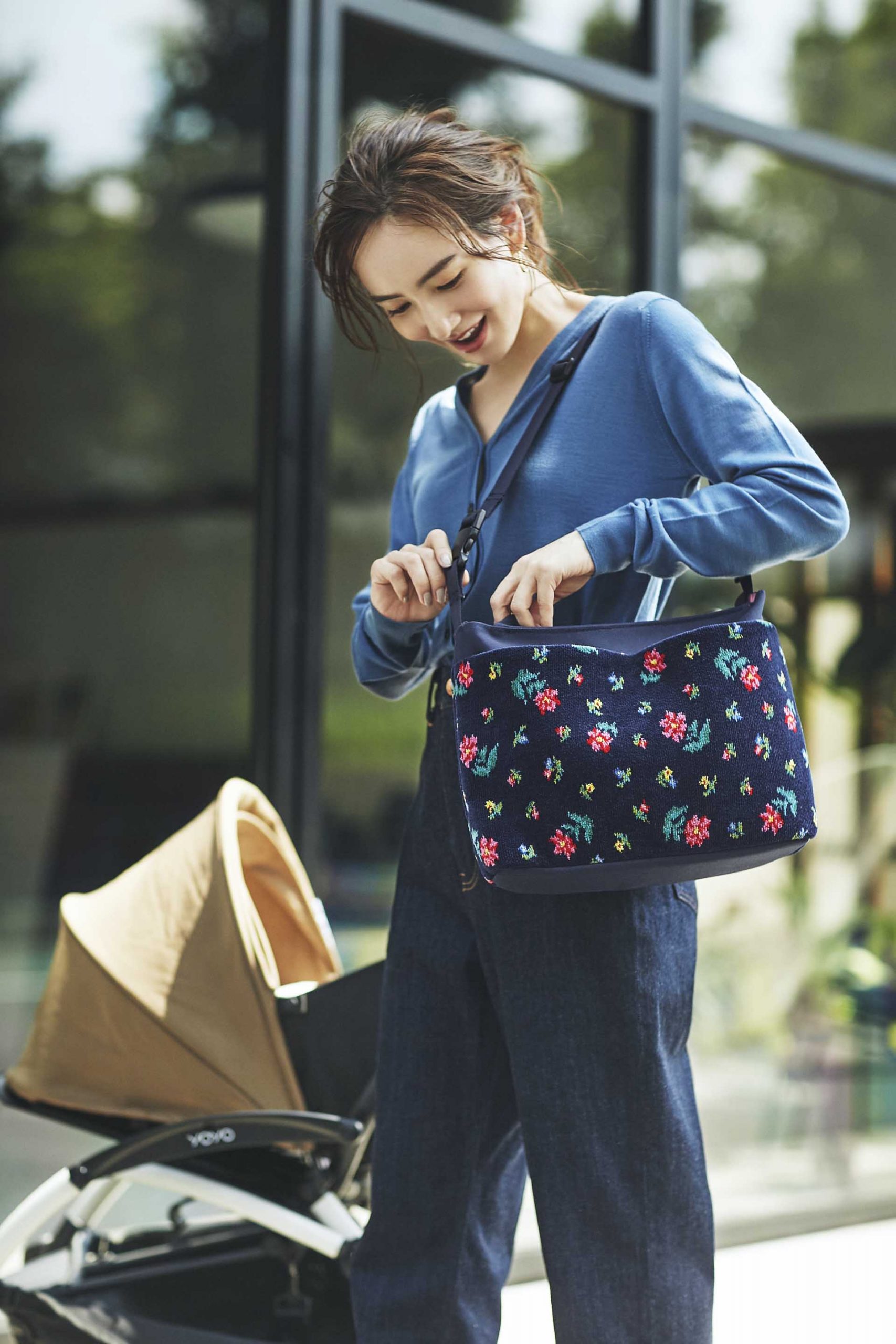 そのまま出かけられる！大容量ベビーカーバッグが便利すぎ | VERY