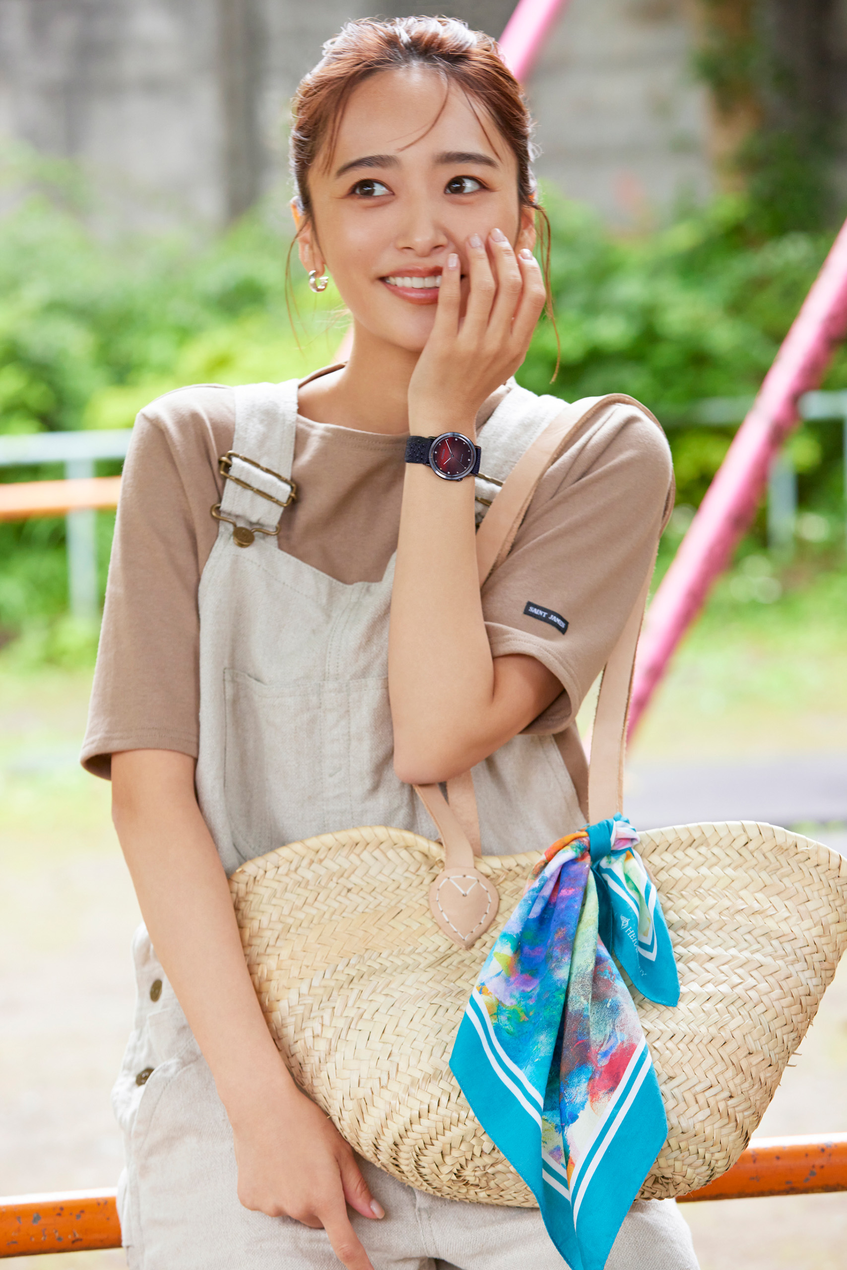 近藤千尋さんが着こなす！ マルチタスクなママが選ぶ2wayウオッチ | VERY