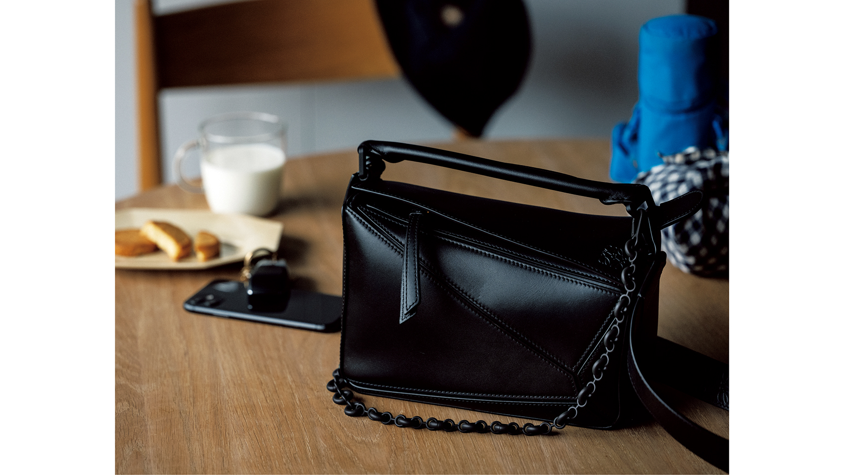 ロエベのパズルバッグ】は“黒”が名品！モード派にもコンサバ派にも