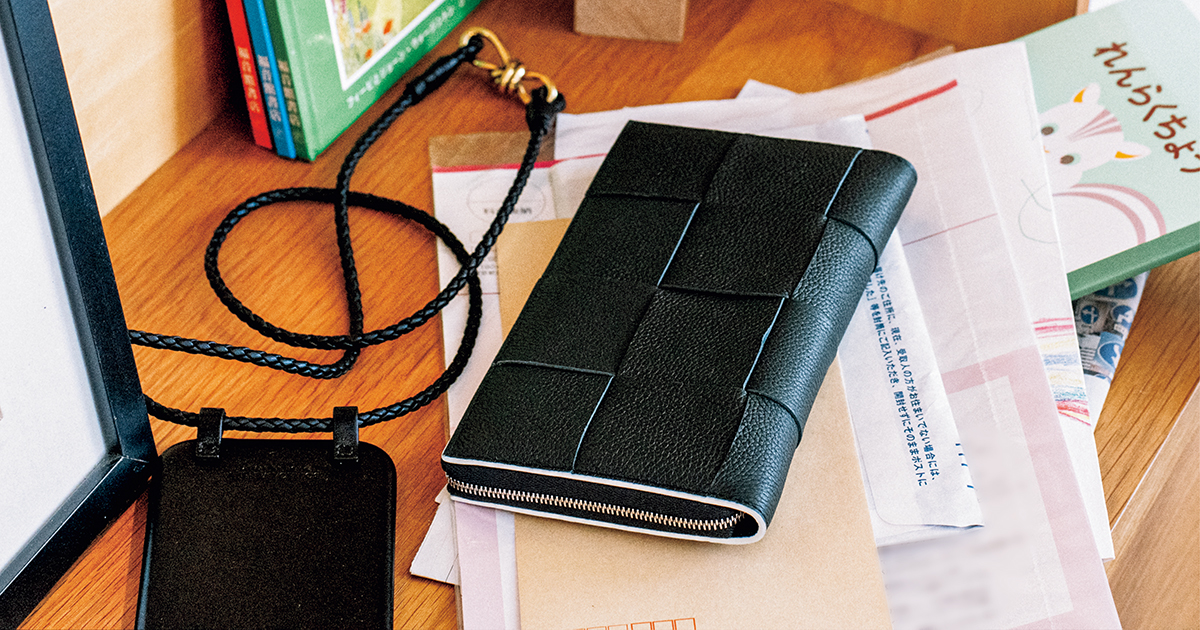 ボッテガ財布】名品“カセット”は飽きのこない『黒』が鉄板人気！ | VERY