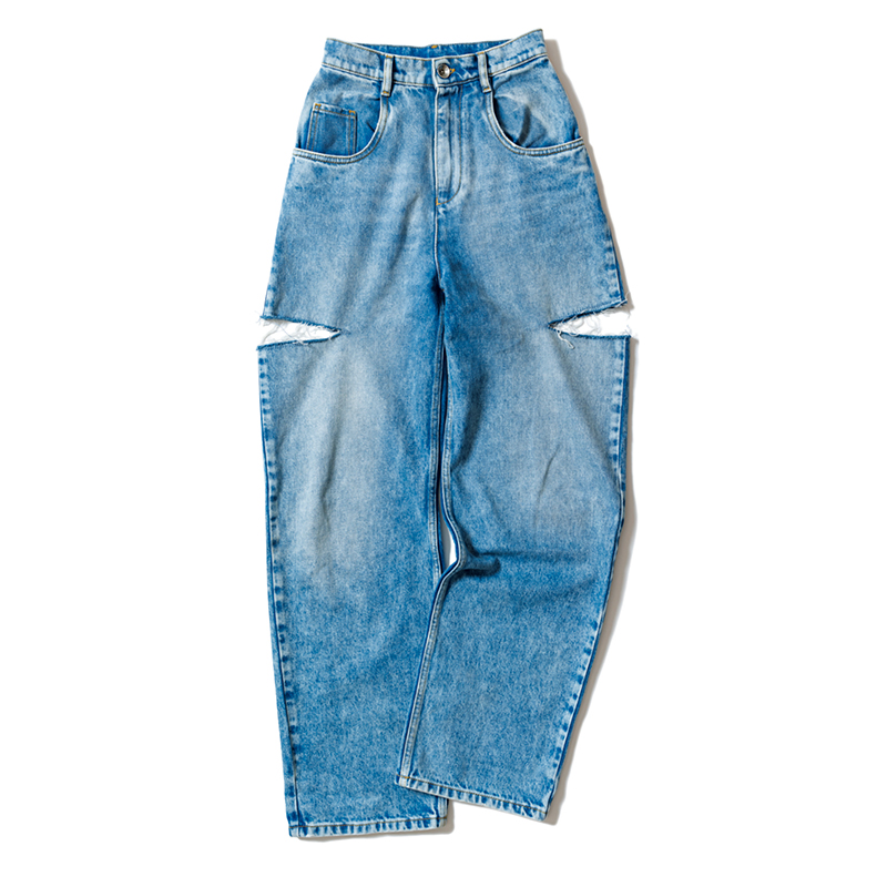 大胆だけどハマる『マルジェラのカットアウトデニム』が大ヒットして