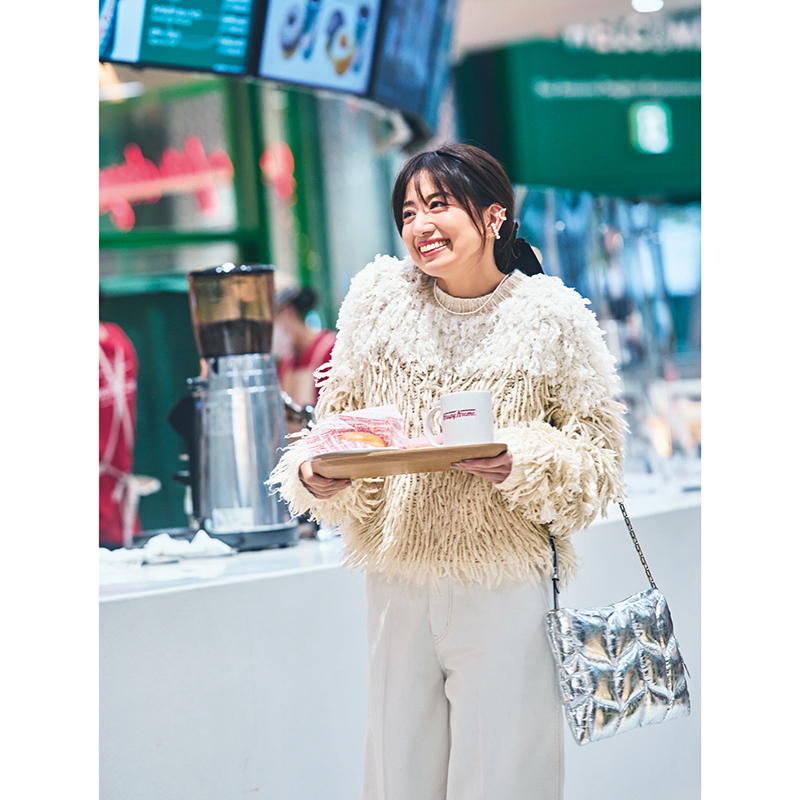 東原亜希さんのニットコーデがお手本！“派手色＆柄”が最高にこなれる