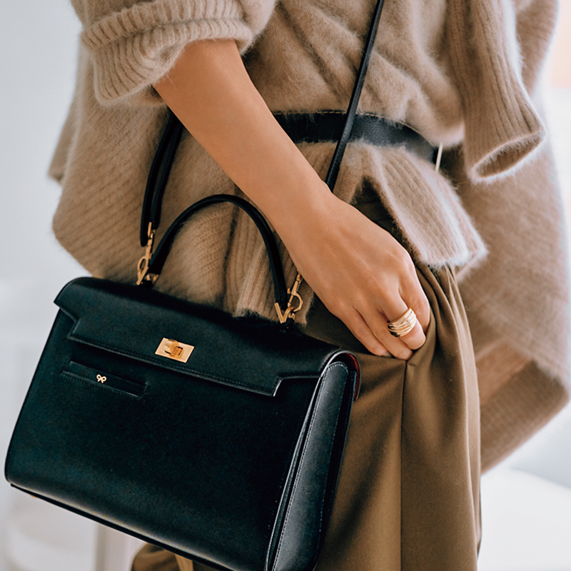 アニヤ・ハインドマーチ】収納力ピカイチ『新名品ショルダーバッグ』が