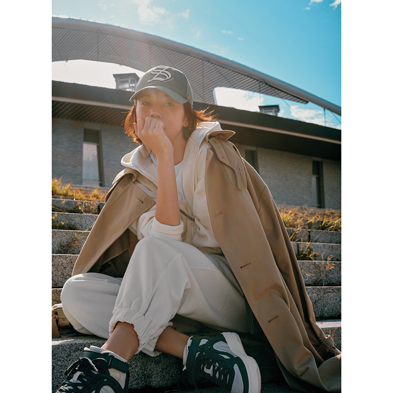 公園コーデ』のさりげなオシャレに【ステラ マッカートニー】の