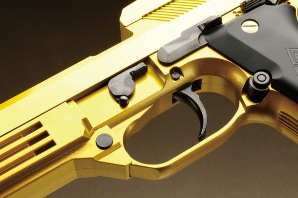 黄金に輝く魅惑のマシンピストル「M93Rオート9 ゴールドフレーク