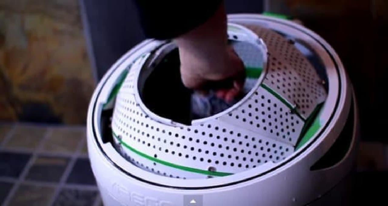 電気がなければ、足で踏めばいいじゃない ― 足踏み式洗濯機 Yirego の