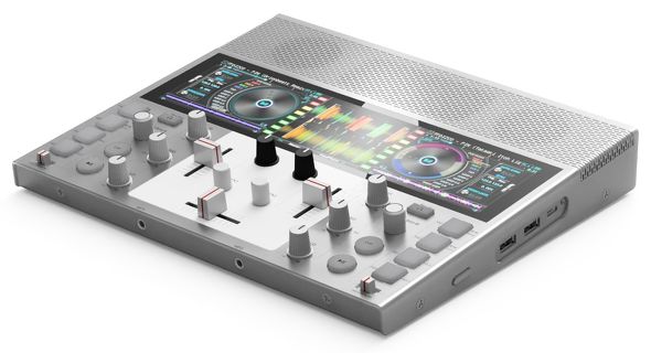 薄くて小型で液晶は美麗 唯一無二の「ポータブルDJデバイス」を開発