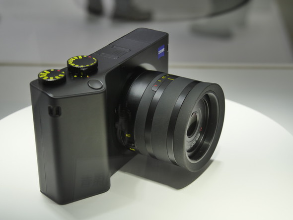 ツァイスのフルサイズコンデジ「ZEISS ZX1」の実機が展示中：CP+ 2019