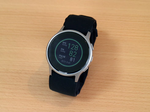 スマートウォッチみたいな血圧計、オムロン「HeartGuide」の実力を測る