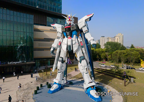 上海で実物大「フリーダムガンダム」立像公開 日本では限定ガンプラ