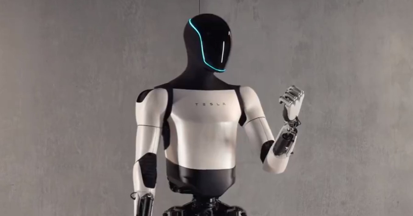 テスラの人型ロボットに新型、「Optimus Gen 2」発表 指の動きが