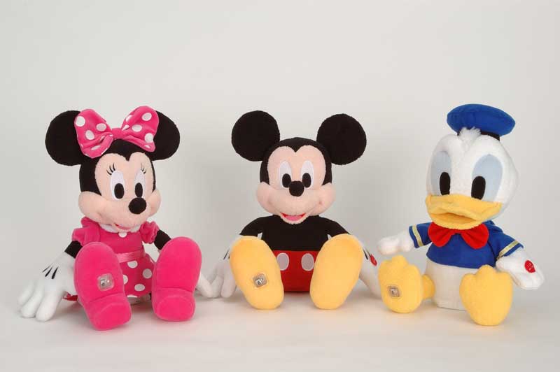 仲間にあわせて歌い踊るハイテクぬいぐるみ「ディズニー コーラス