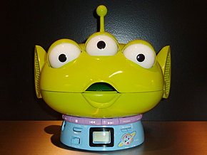 トイ・ストーリー」のエイリアンがラジオ付きCDプレーヤーに：目が緑色