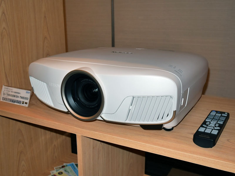 4Kもワイヤレス！ エプソンが初の4K/HDR対応プロジェクター「EH-TW8300