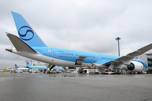 大韓航空、41年ぶりの新ロゴ描いた787-10就航 初便を
