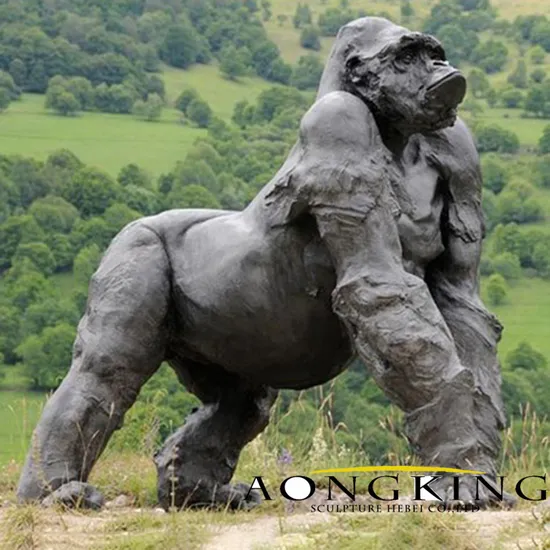 面白い有名なベンチに座っているブロンズの3賢い猿の像 ストリート用