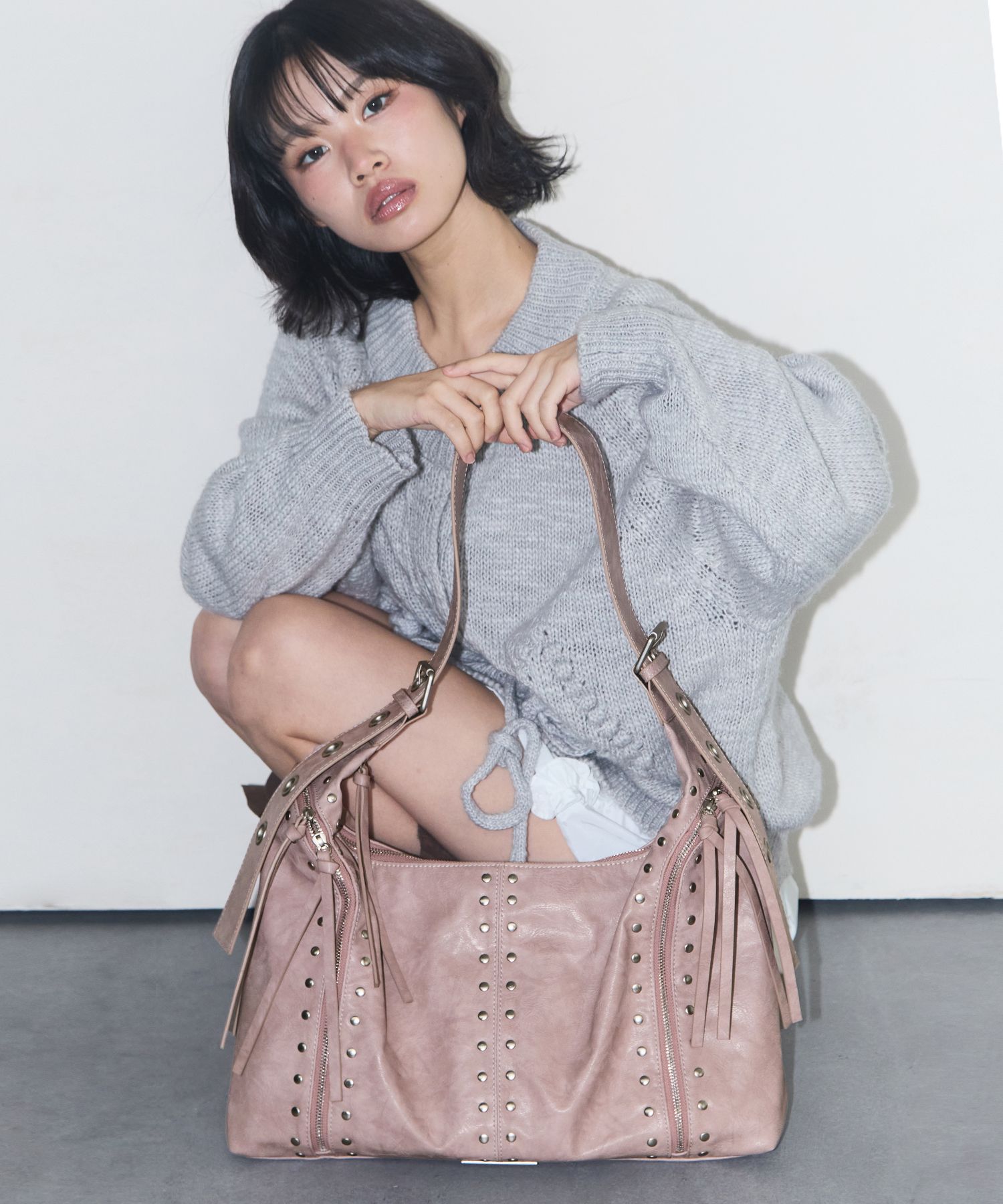 MUSINSA公式 | ILLIGO リーフアイレットビッグショルダーバッグピンク