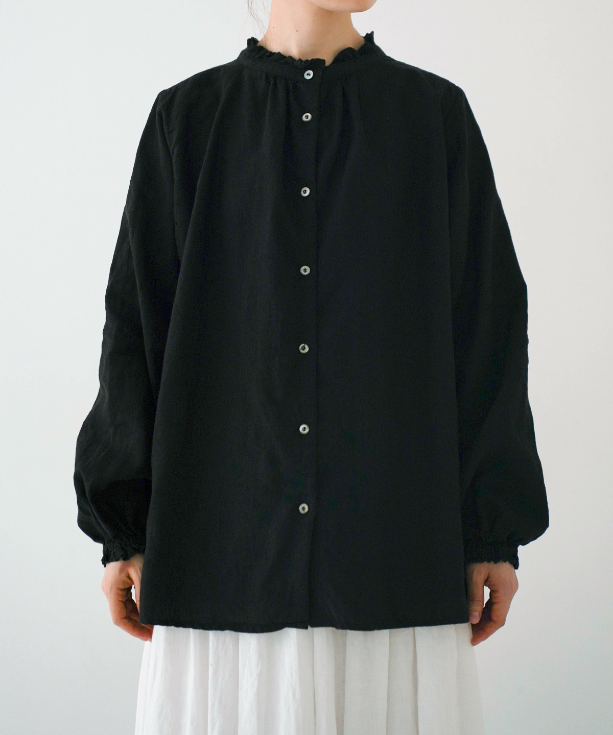 リネンスタンドフリルブラウス ルーズフィット｜nest Robe / CONFECT