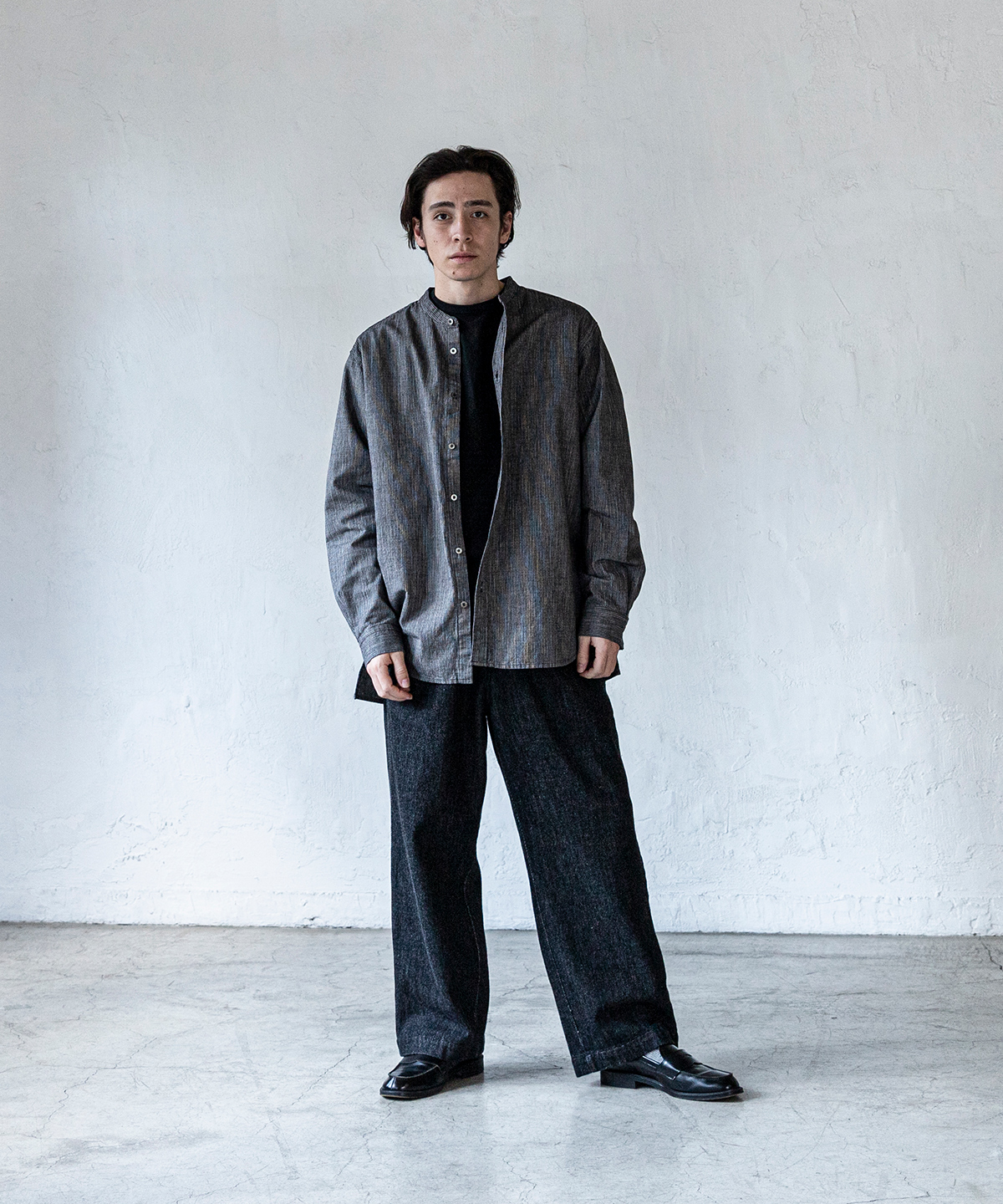 先染めコットン 杢ストライプ バンドカラーシャツ｜nest Robe