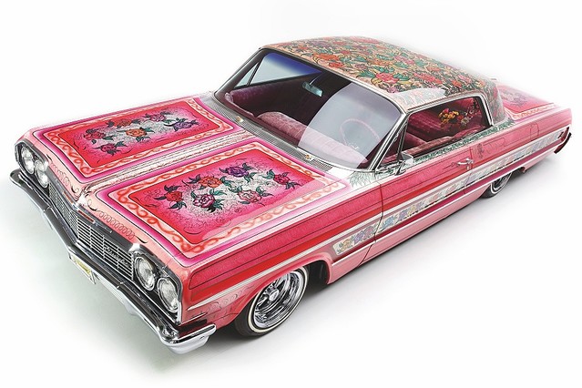 ローライダー・クイーン】ピンク色のシボレー・インパラ 東LAの