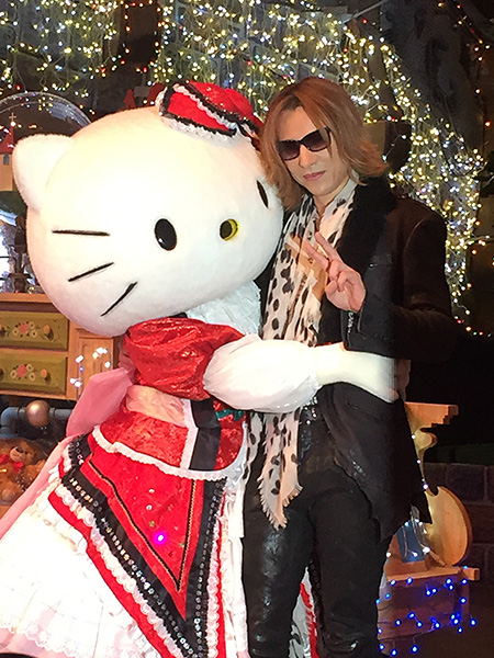 YOSHIKI、キティちゃんの40周年を祝福！ | チケットぴあ[イベント]
