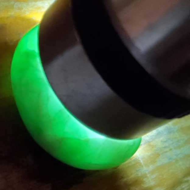 250112-19 エメラルドグリーン翡翠勾玉 | 姫川勾玉工房