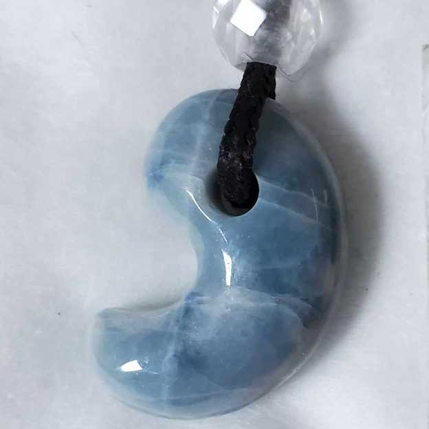 230727-10 入りコン沢翡翠勾玉 | 姫川勾玉工房