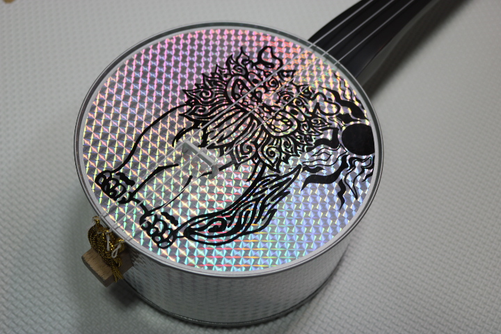 沖縄産 カンカラ三線（レインボーシーサー柄）四つ穴式＜送料無料