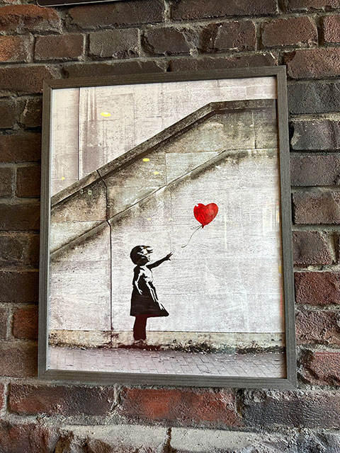 楽天市場】バンクシー アートフレーム （Love is in the Air/愛は空中