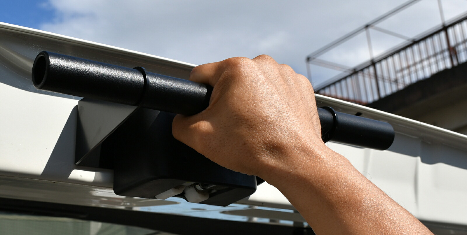 楽天市場】NV350キャラバンリアゲート開閉アシストグリップE26年式 H24