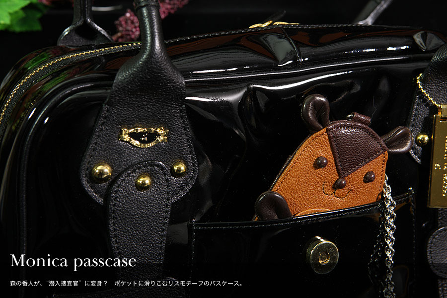 ちいさな“潜入捜査官”？ポケットに滑り込むリスモチーフのパスケース