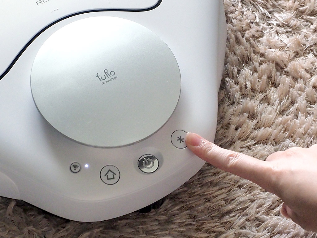 掃除が丁寧！ パナソニックのロボット掃除機『RULO』で家の中を掃除し