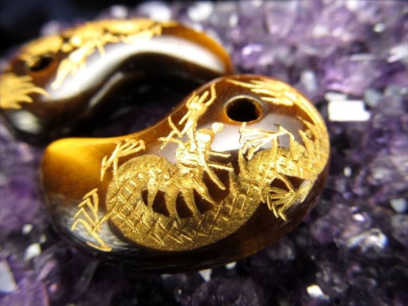 1個売り 金彫り タイガーアイ 勾玉 縦約30mm×横約20mm 龍彫りまが