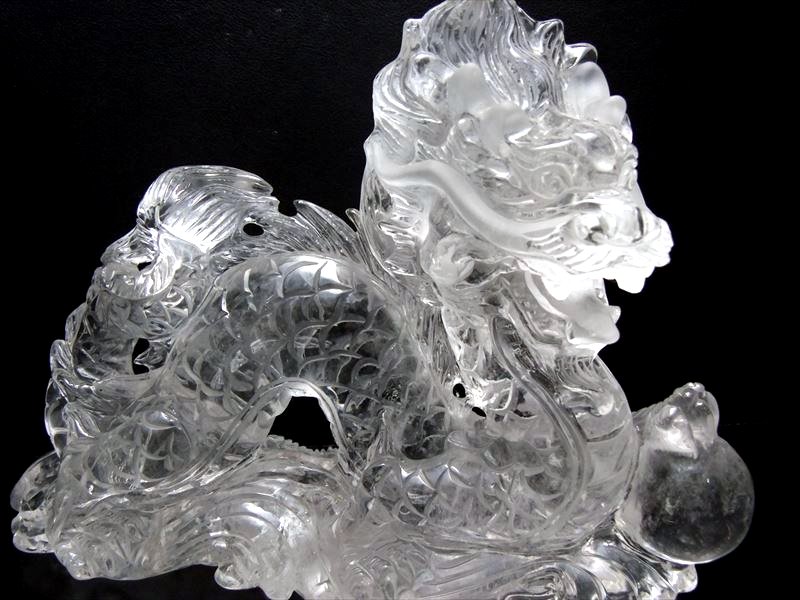 玉持ち龍神 透かし彫り技巧 透明天然水晶 玉持ち龍 彫刻置物 横幅約