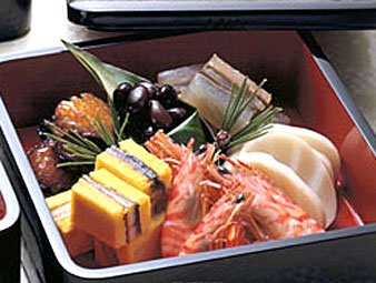 楽天市場】5.5寸 三段重 溜内朱 こぼれ梅沈金 天然木・漆塗り 手彫り