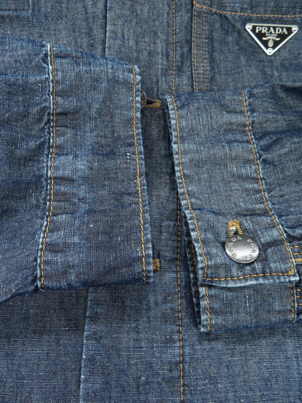 PRADA】プラダ『三角ロゴ トライアングルプレート シャンブレー