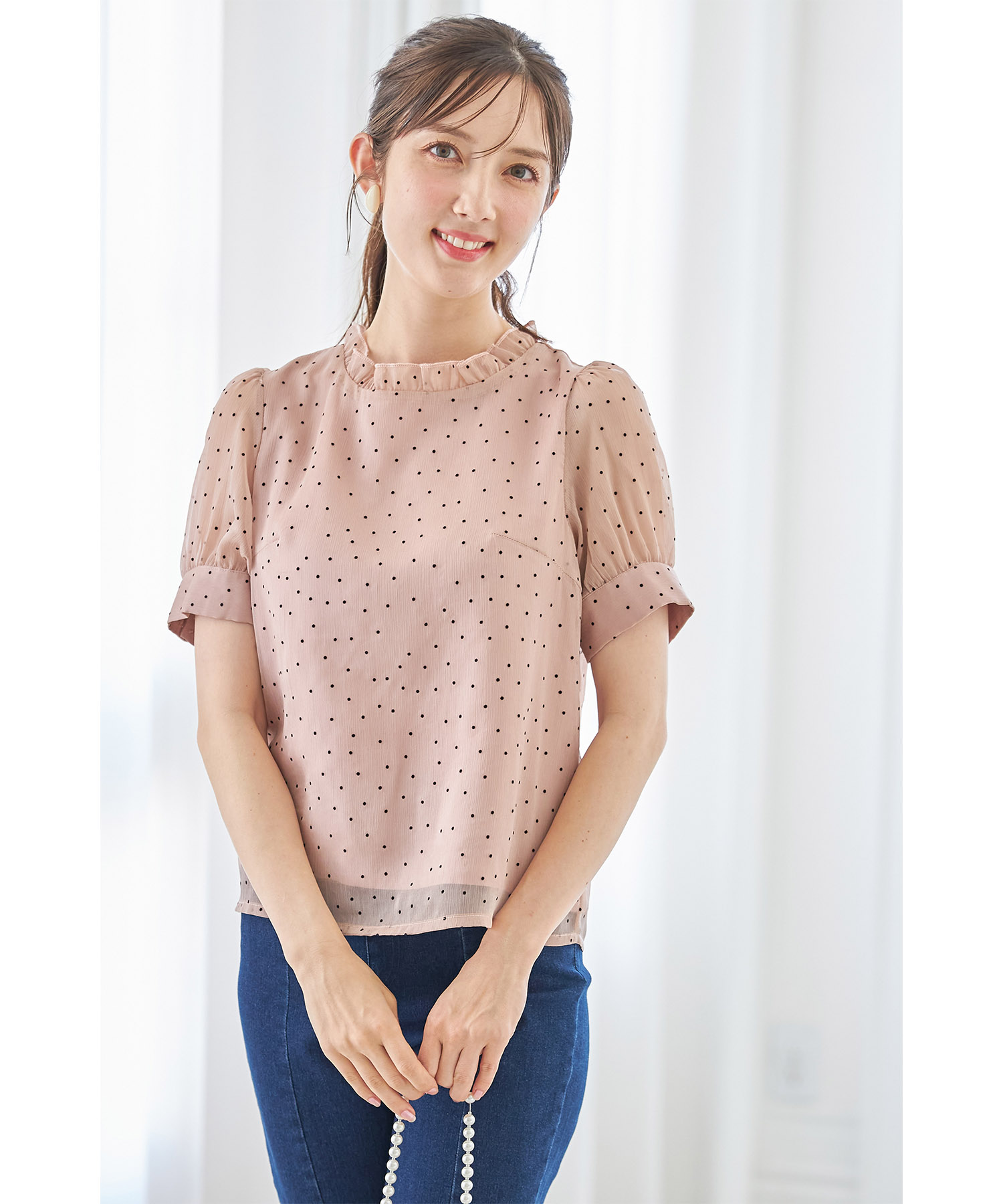シアーな表情が今っぽいプチフリルネックパール釦フロッキードットブラウス