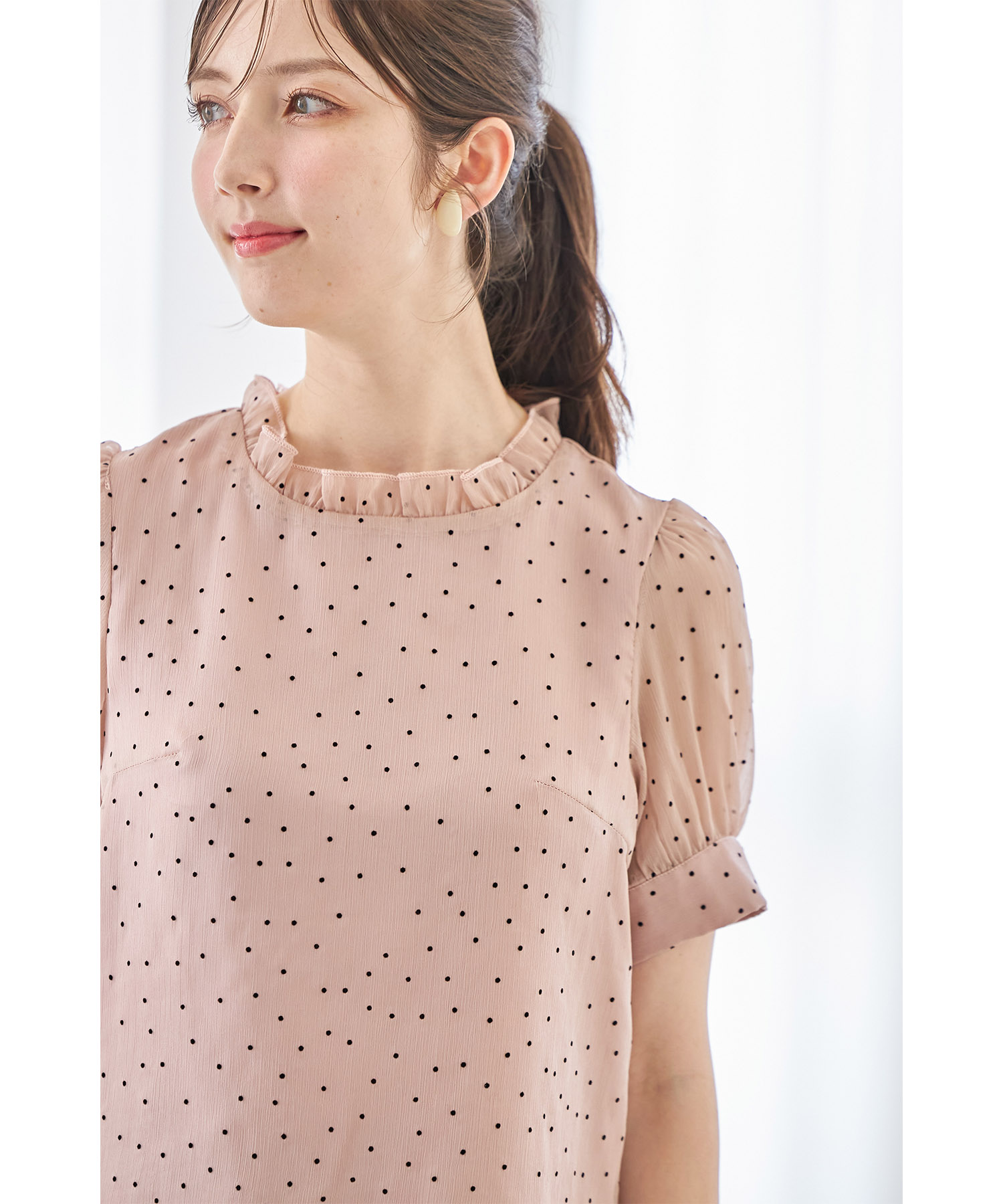 シアーな表情が今っぽいプチフリルネックパール釦フロッキードットブラウス