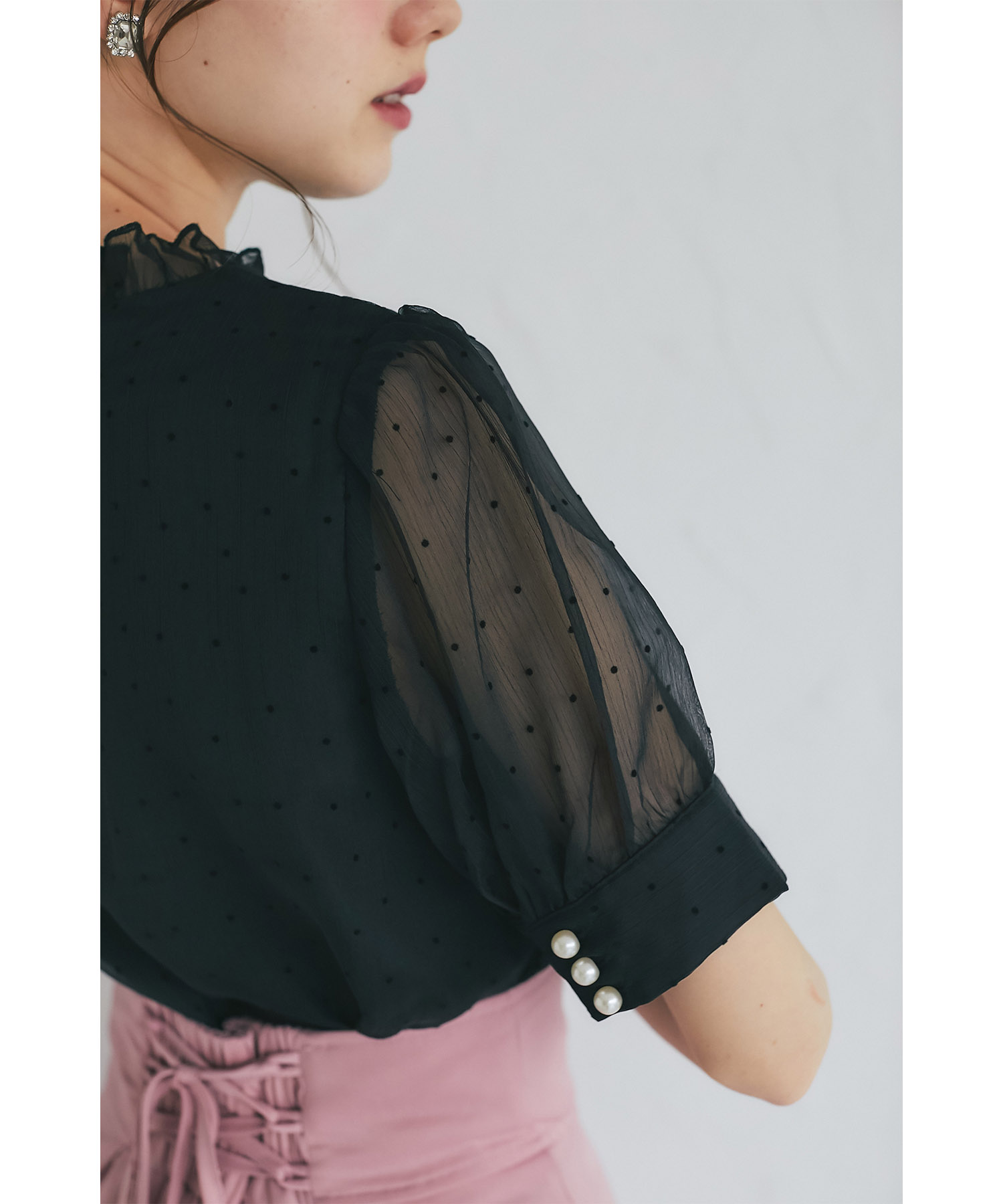 シアーな表情が今っぽいプチフリルネックパール釦フロッキードットブラウス