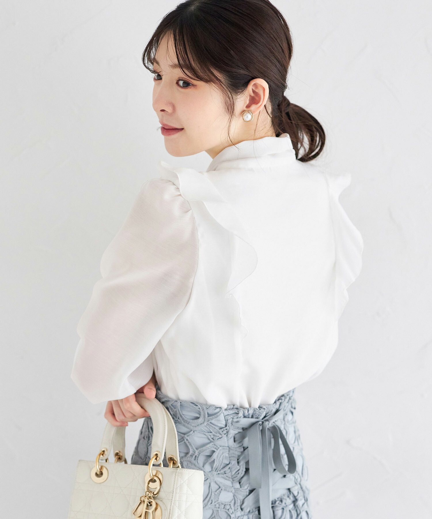 フリル付きパール釦ボウタイリボンシアーブラウス