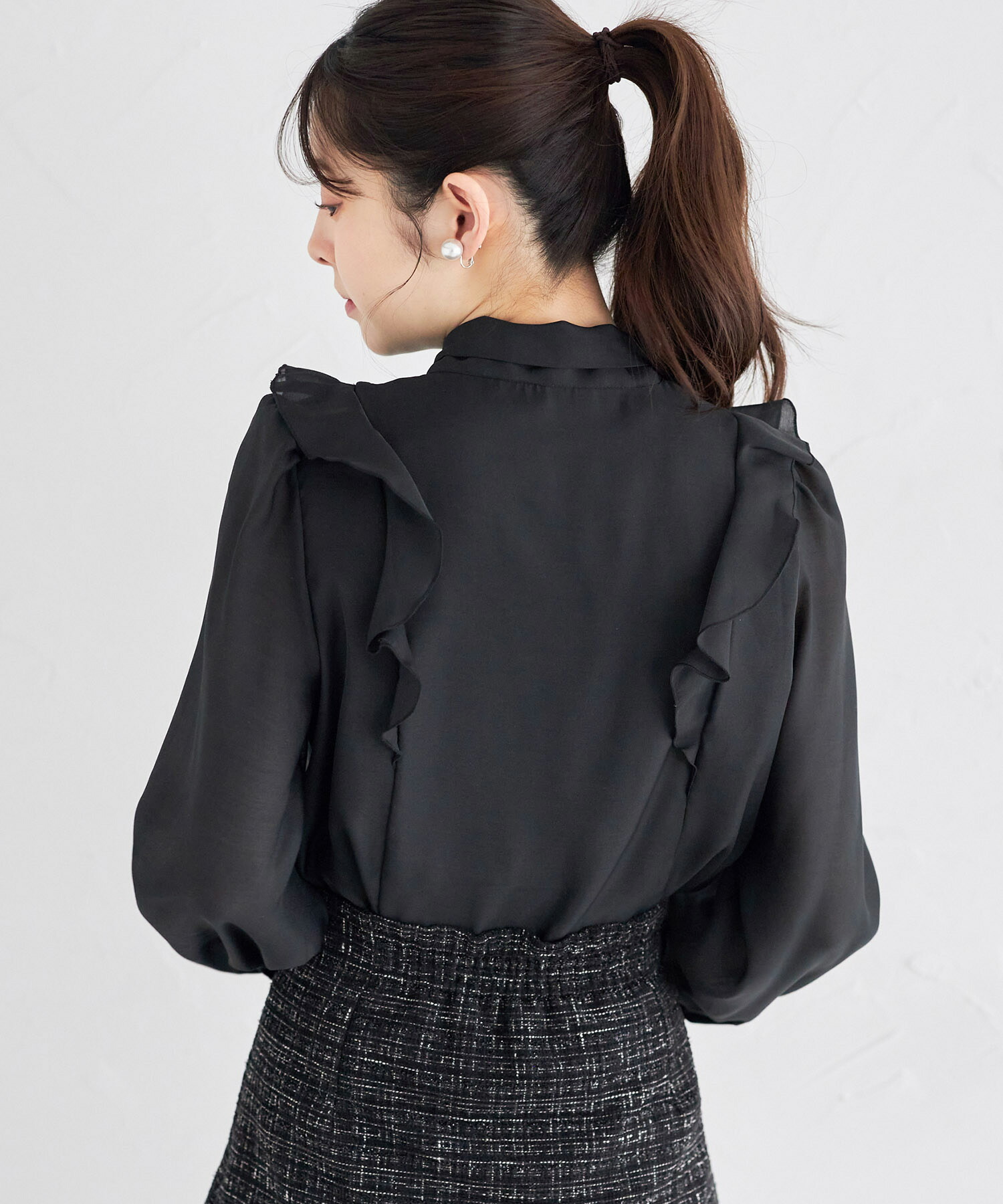 フリル付きパール釦ボウタイリボンシアーブラウス