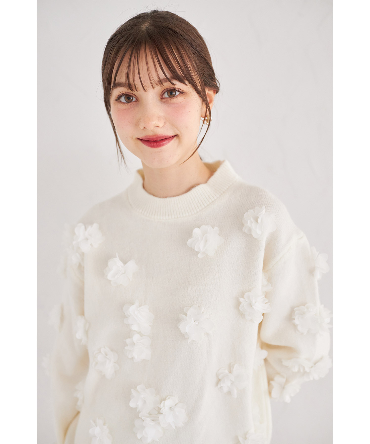 立体フラワーモチーフ付きニットプルオーバー